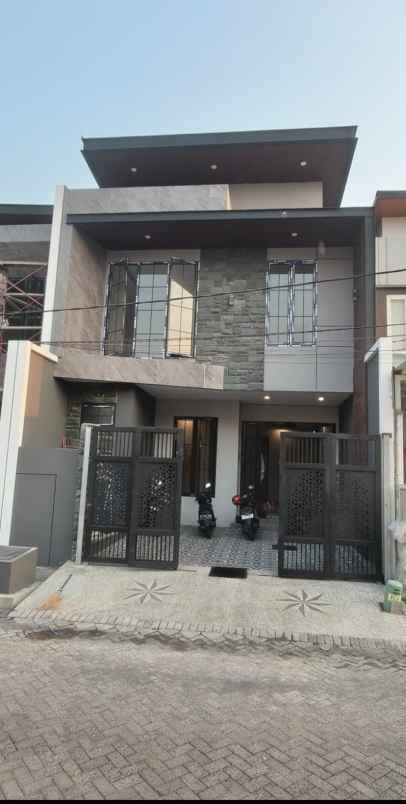 dijual rumah manyar
