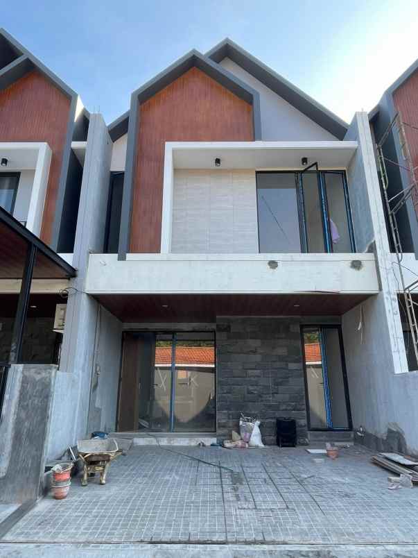 dijual rumah manyar tirtoasr