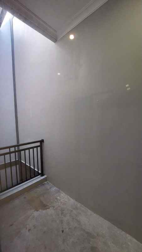 dijual rumah manyar tirtoyoso