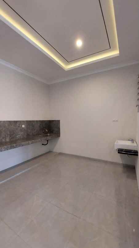 dijual rumah manyar tirtoyoso