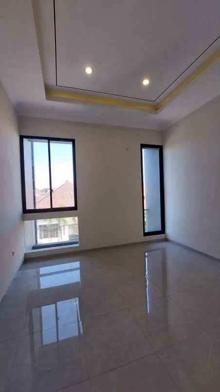 dijual rumah manyar tirtoyoso