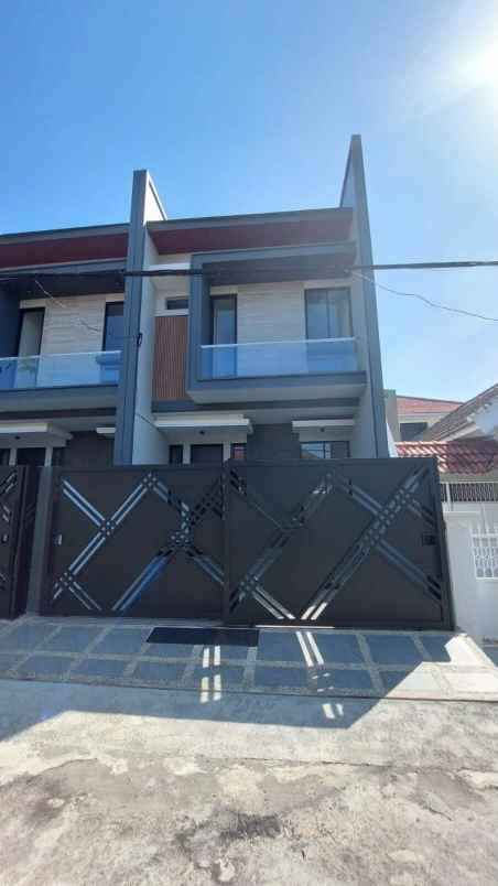 dijual rumah manyar tirtoyoso