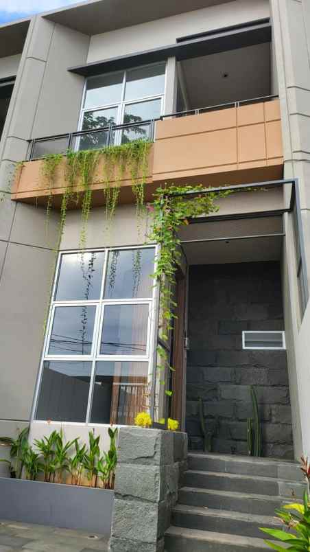 dijual rumah meruya