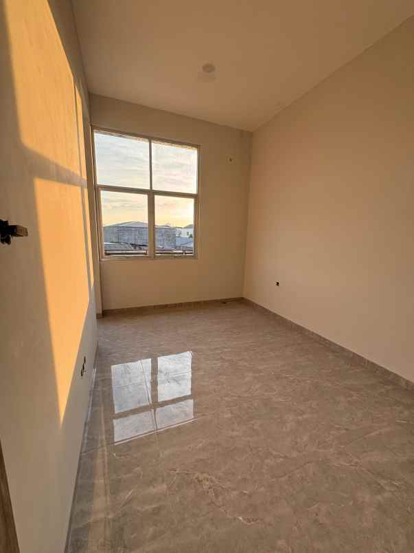 dijual rumah meruya