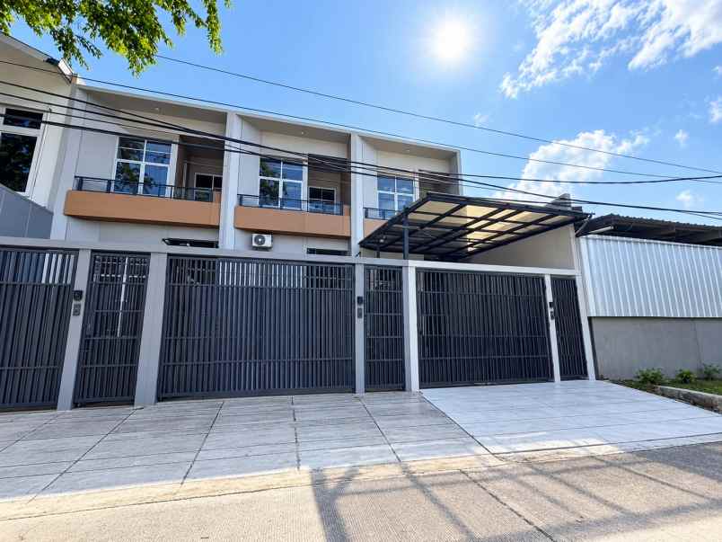 dijual rumah meruya