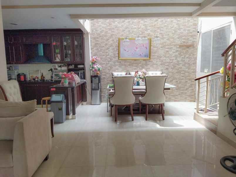 dijual rumah meruya residence