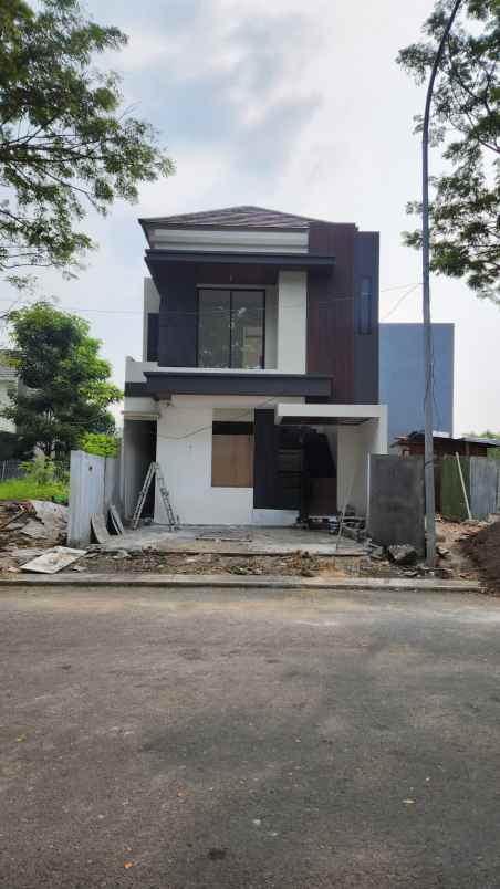 dijual rumah north west lake