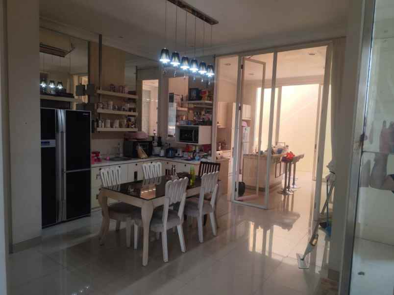 dijual rumah pakuwon city