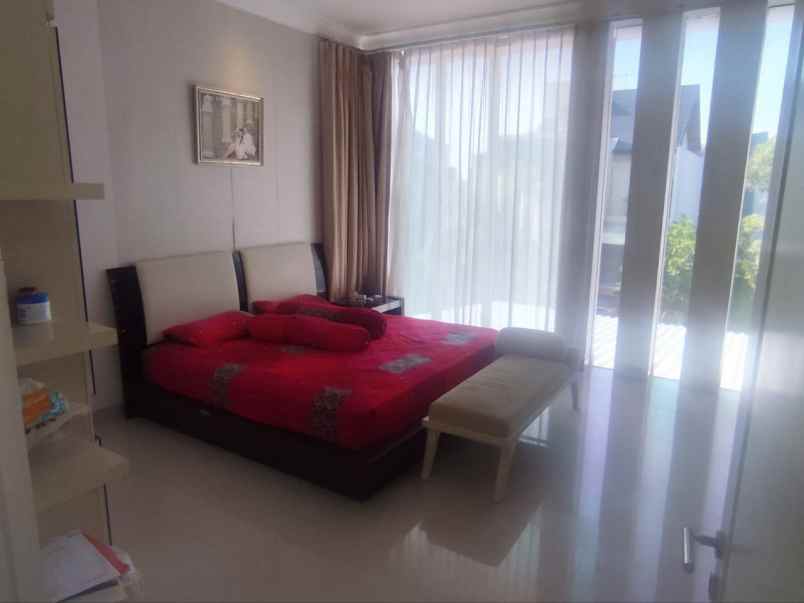 dijual rumah pakuwon city