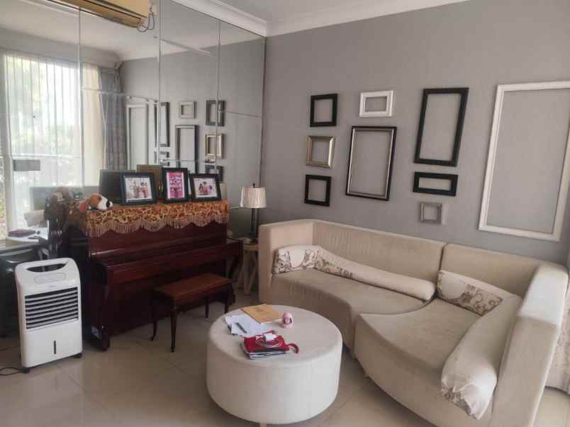 dijual rumah pakuwon city