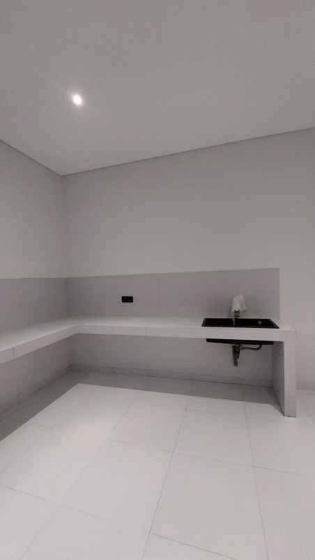 dijual rumah pakuwon city laguna