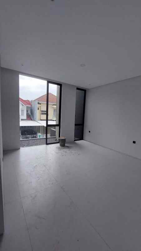 dijual rumah pakuwon city laguna