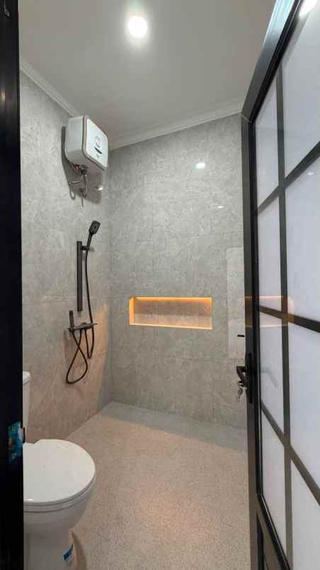 dijual rumah pbi araya golf malang