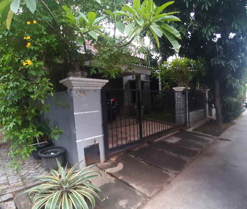 dijual rumah perumahan jatinegara indah
