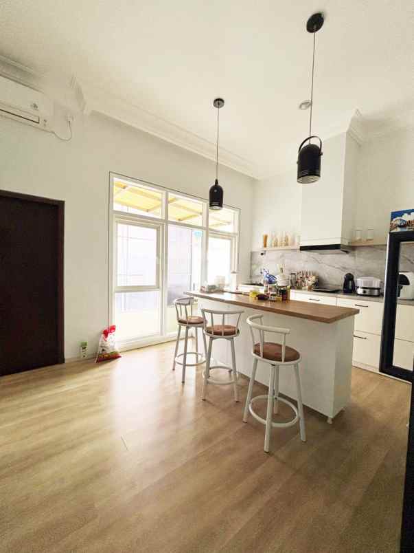 dijual rumah raya dharmahusada indah