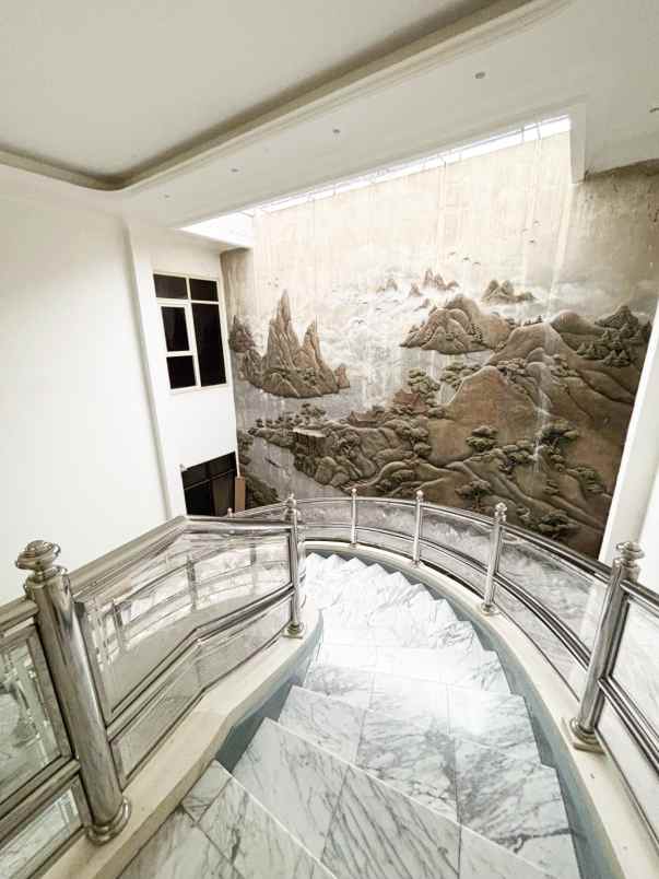 dijual rumah raya dharmahusada indah