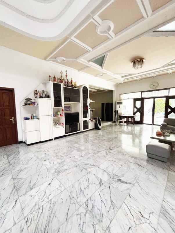 dijual rumah raya dharmahusada indah