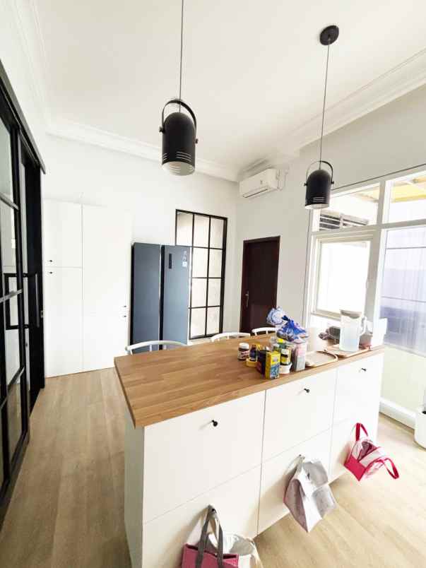 dijual rumah raya dharmahusada indah