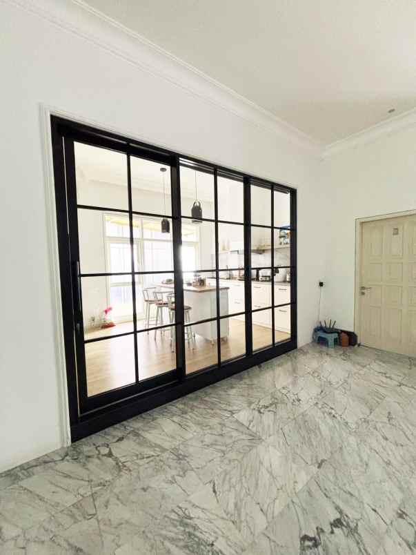 dijual rumah raya dharmahusada indah