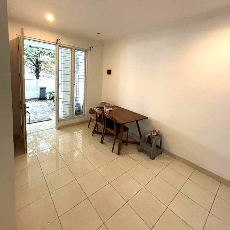 dijual rumah royal residence