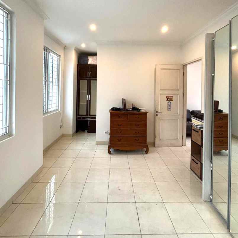 dijual rumah royal residence