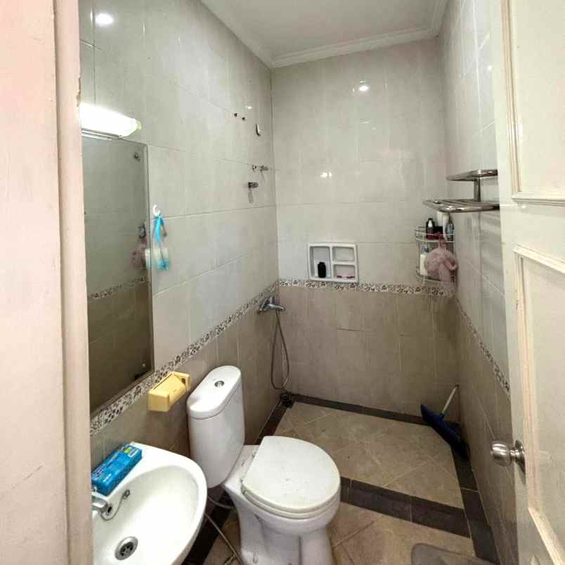 dijual rumah royal residence