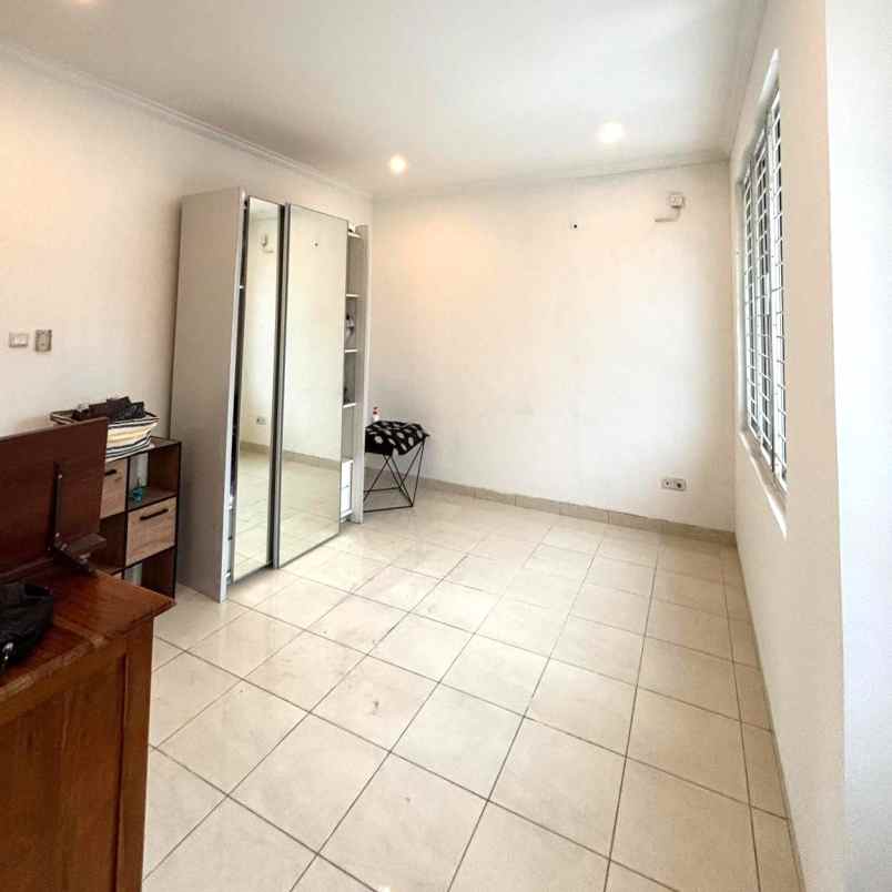 dijual rumah royal residence