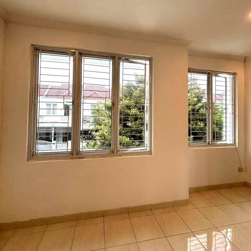 dijual rumah royal residence