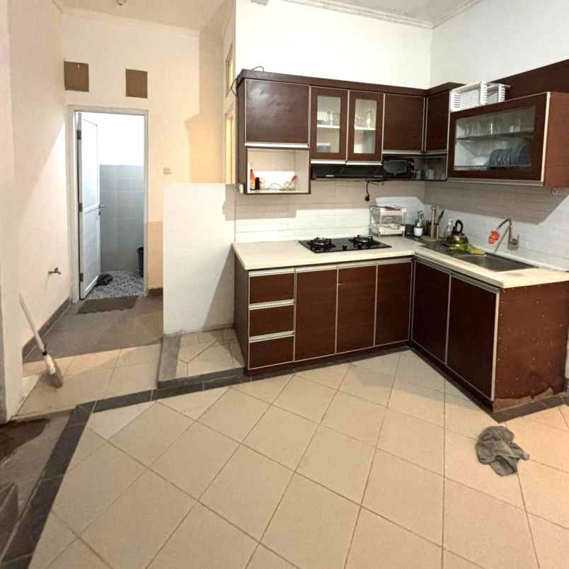 dijual rumah royal residence