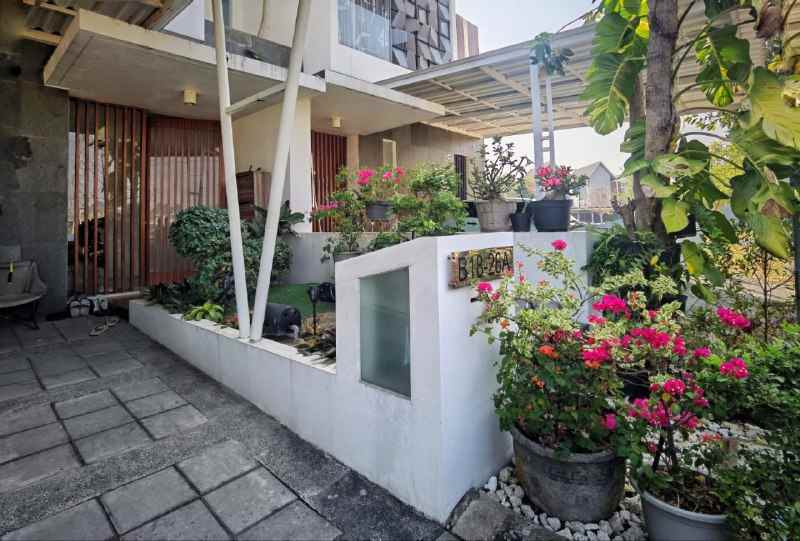 dijual rumah royal residence