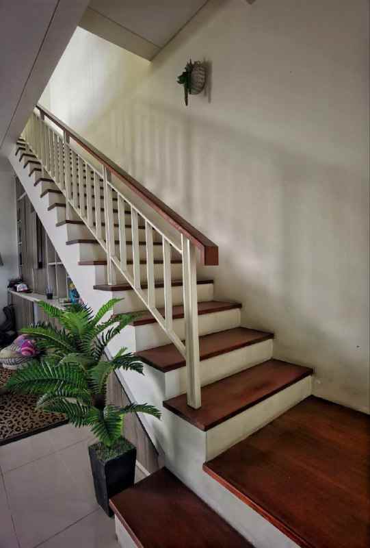 dijual rumah royal residence