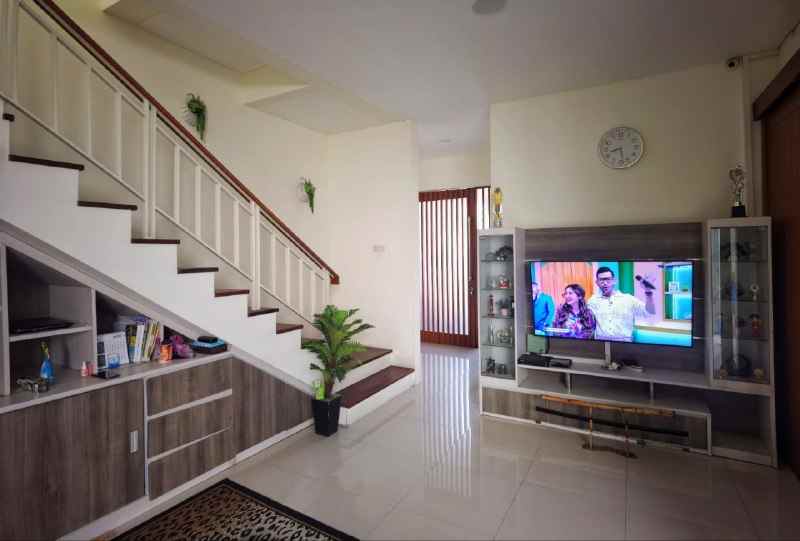 dijual rumah royal residence