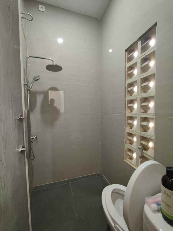 dijual rumah secondary siap huni lokasi strategis