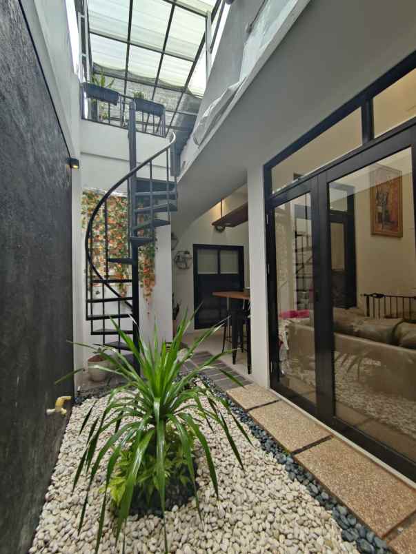 dijual rumah secondary siap huni lokasi strategis