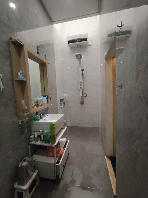 dijual rumah secondary siap huni lokasi strategis