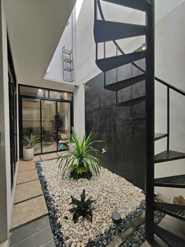 dijual rumah secondary siap huni lokasi strategis