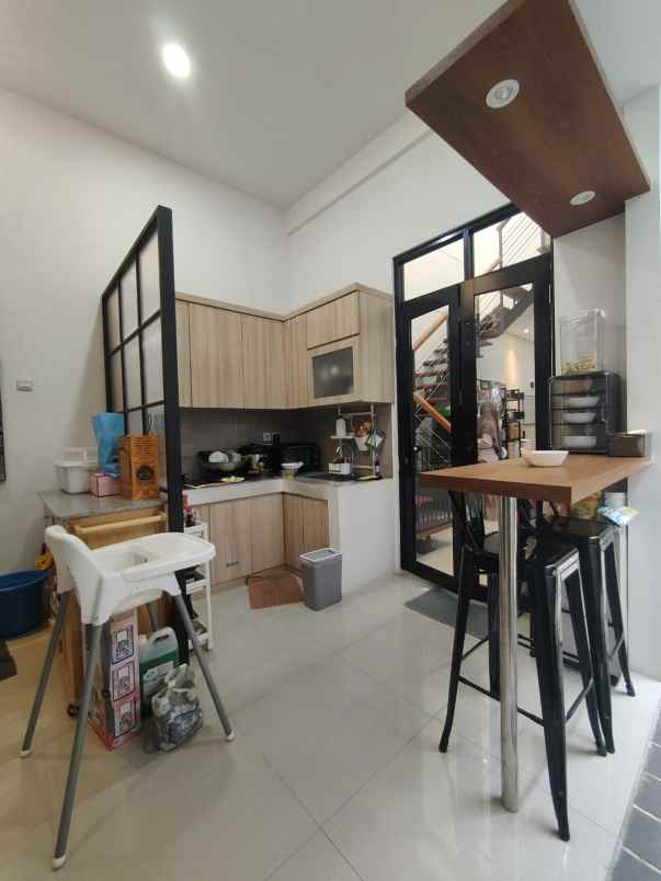 dijual rumah secondary siap huni lokasi strategis