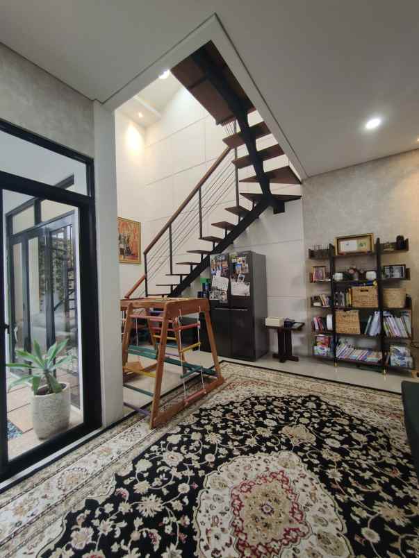 dijual rumah secondary siap huni lokasi strategis