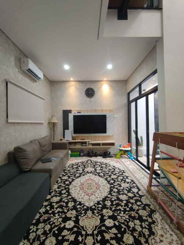 dijual rumah secondary siap huni lokasi strategis