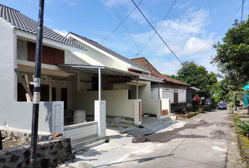 dijual rumah selomartani