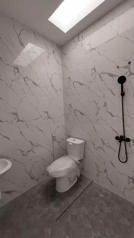 dijual rumah semampir