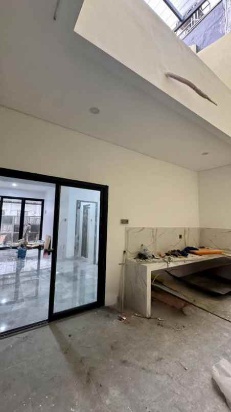 dijual rumah semolowaru