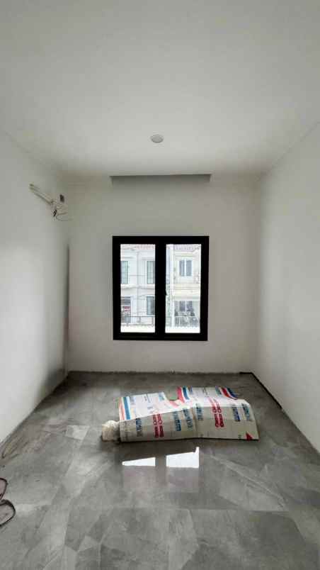 dijual rumah semolowaru