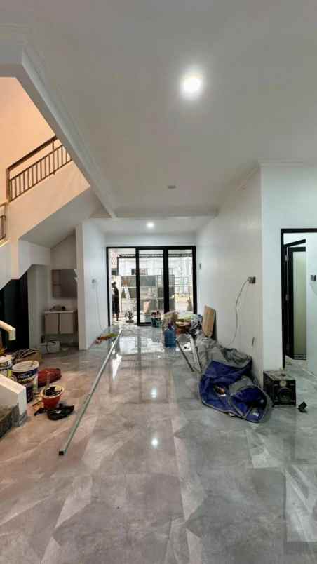 dijual rumah semolowaru