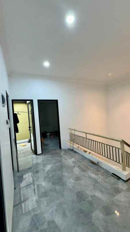 dijual rumah semolowaru