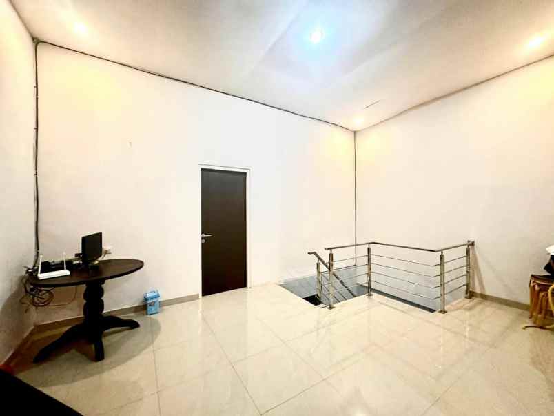 dijual rumah semolowaru