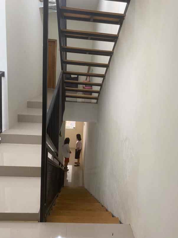 dijual rumah semolowaru selatan