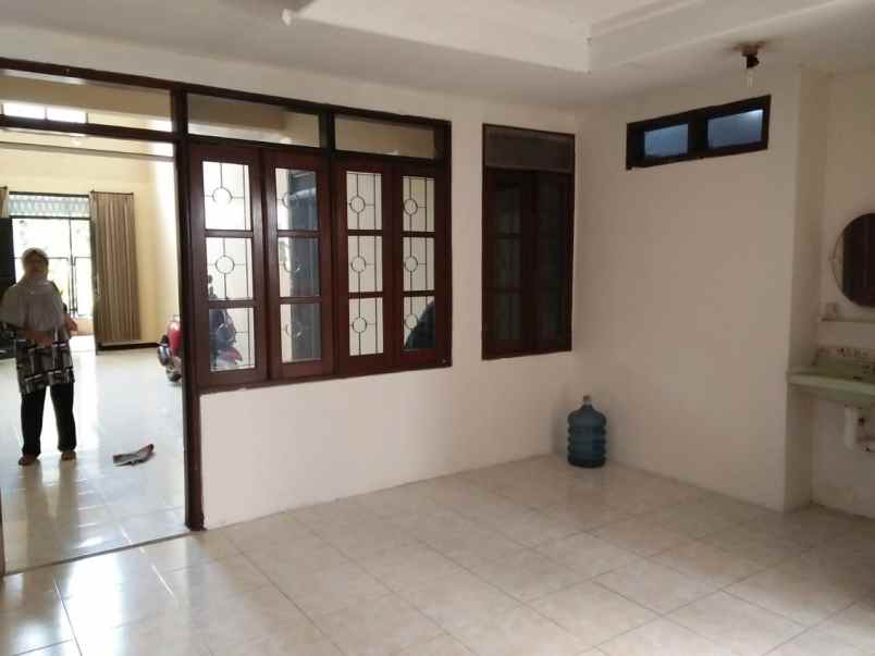 dijual rumah simpang darmo permai selatan