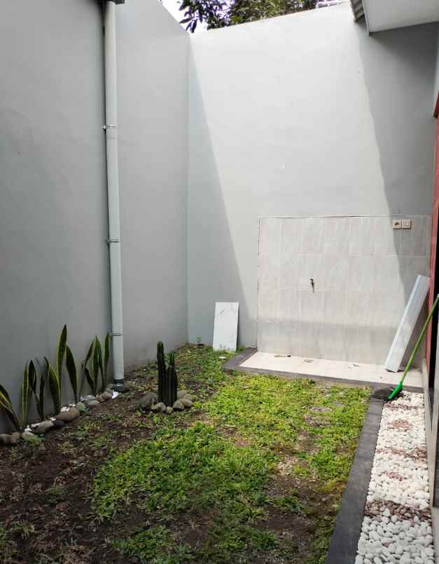 dijual rumah stadion