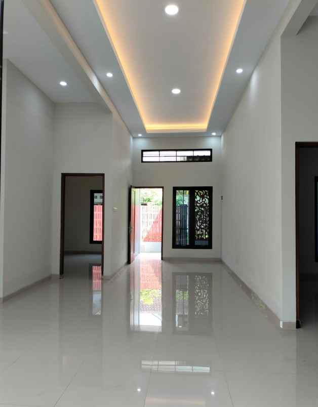 dijual rumah stadion